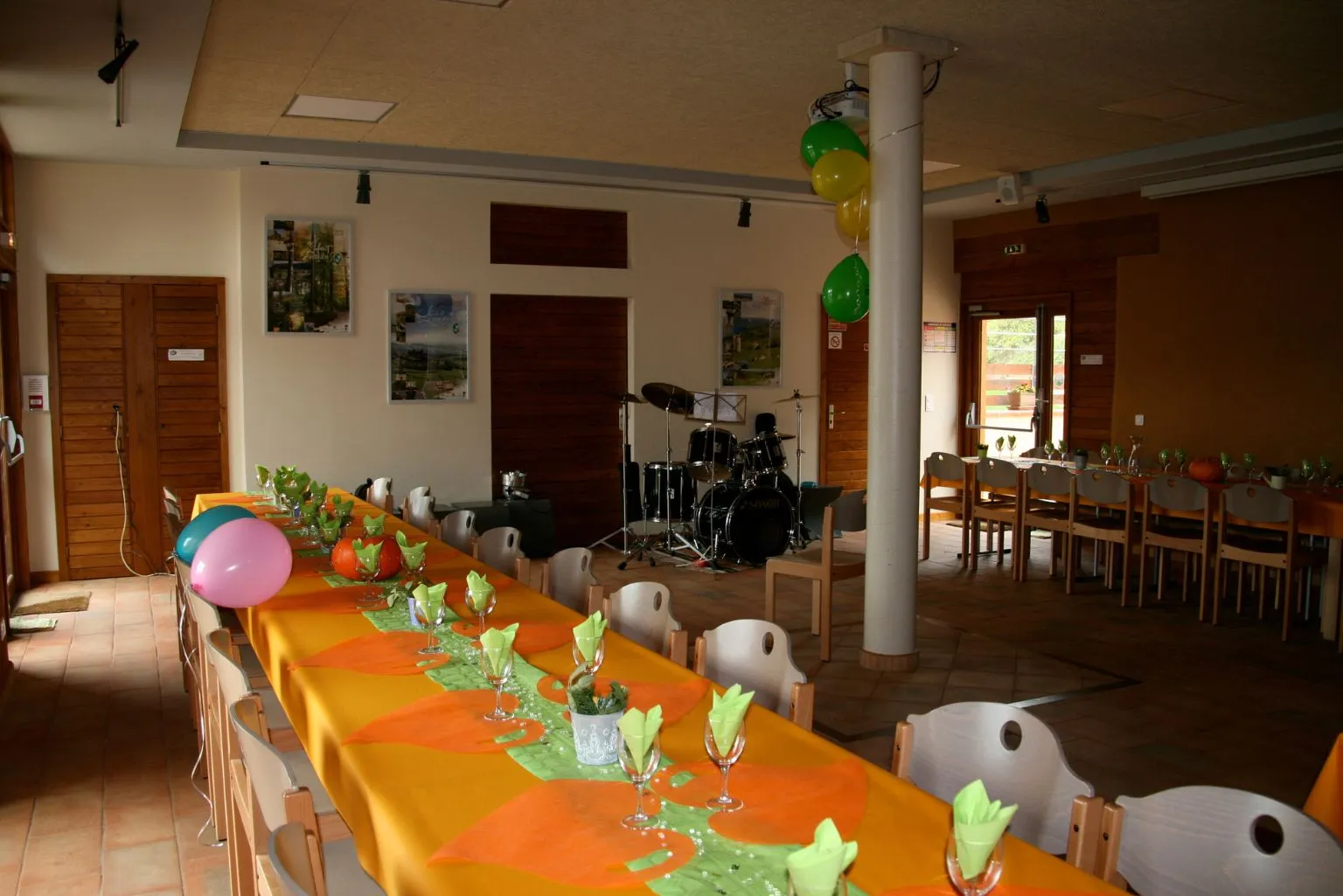 Salle polyvalente décorée avec des tables