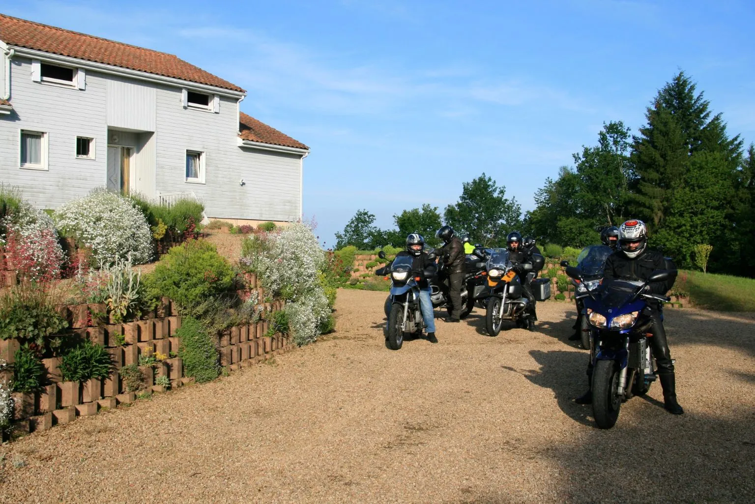 Motards devant le gite de chabanne