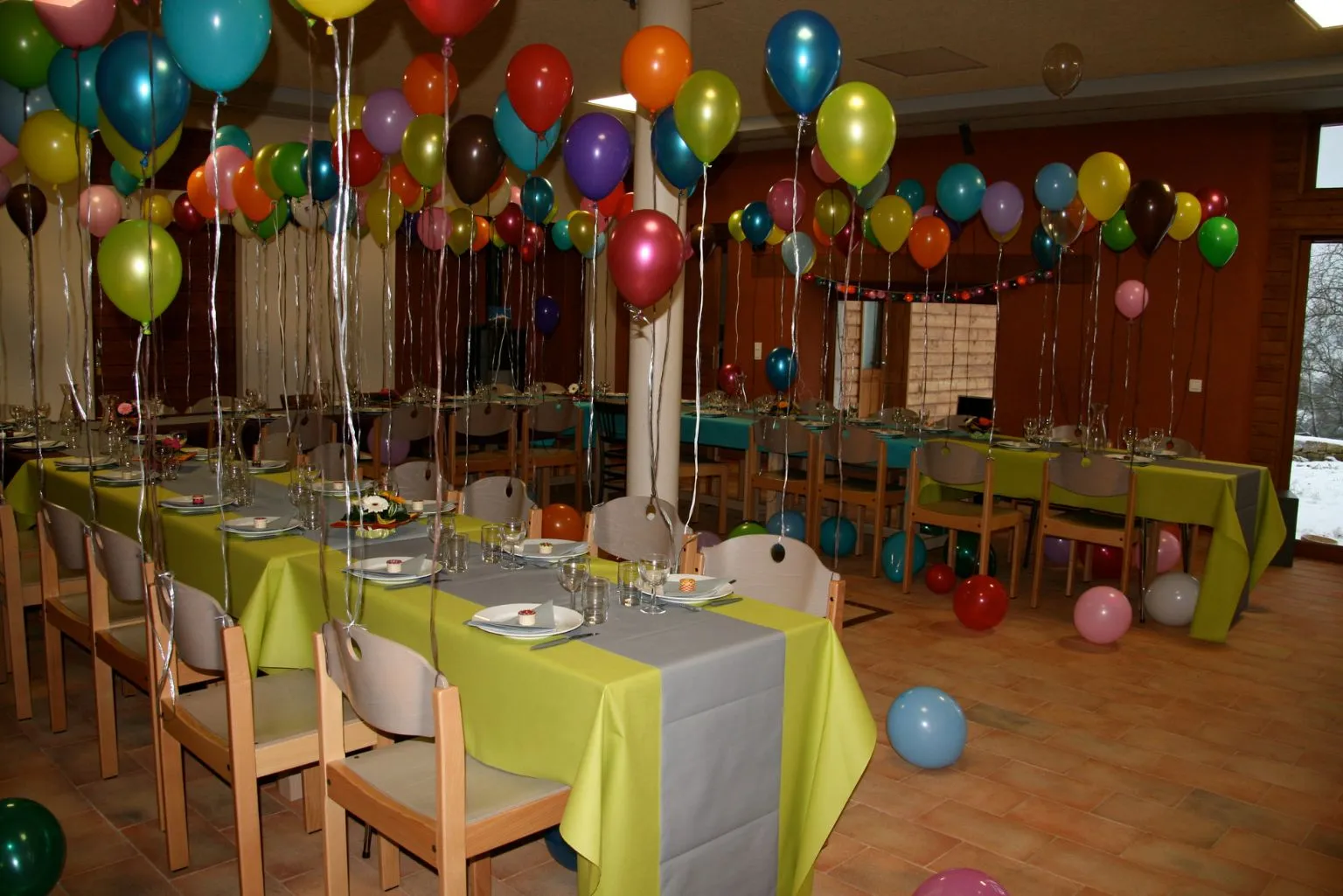 Salle polyvalente décorée avec des tables