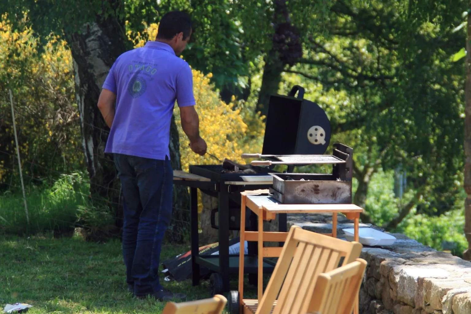 Un homme faisant un barbecue