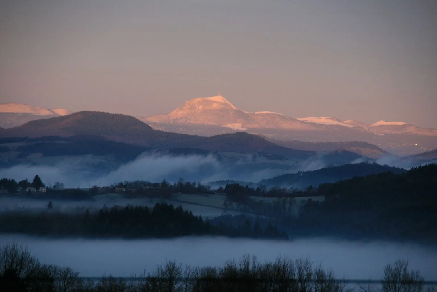 vue sur le puy de dome enneigé