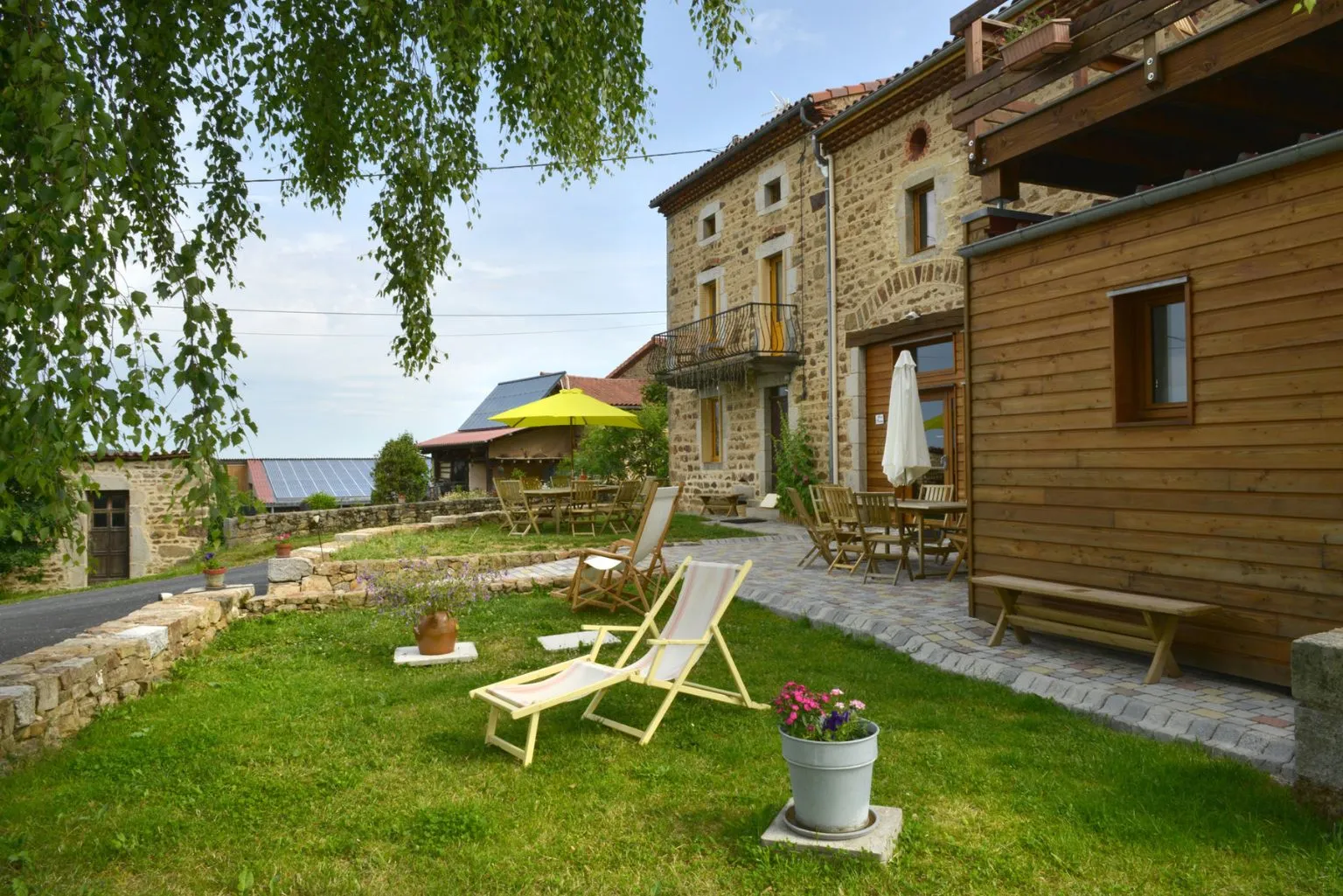 Chaise longue derriere le gite fenière