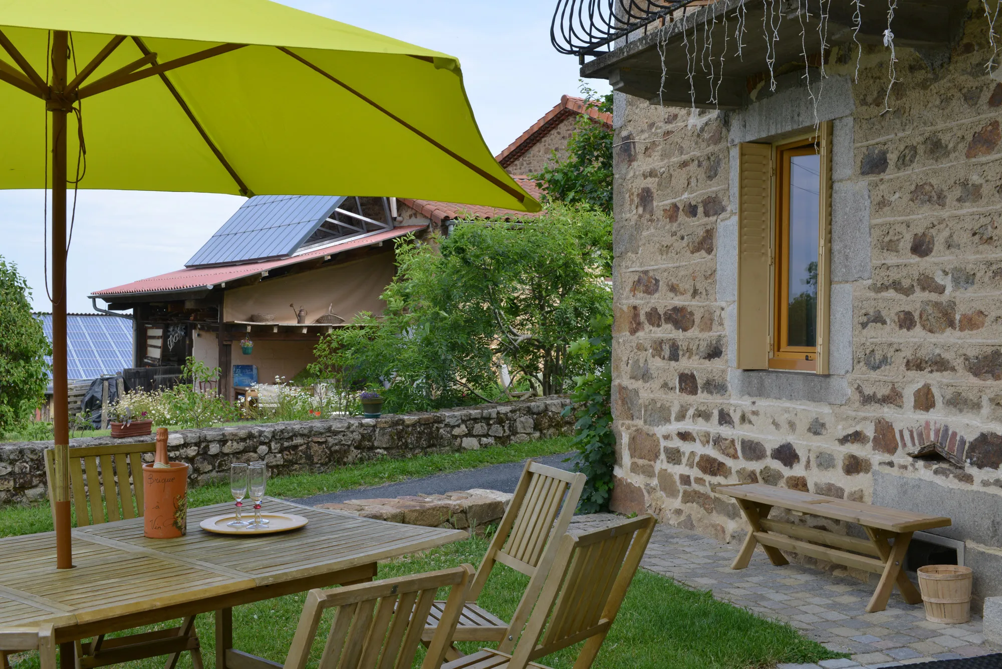 Tables et chaises sur pelouse à l'exterieur du gite ragonne