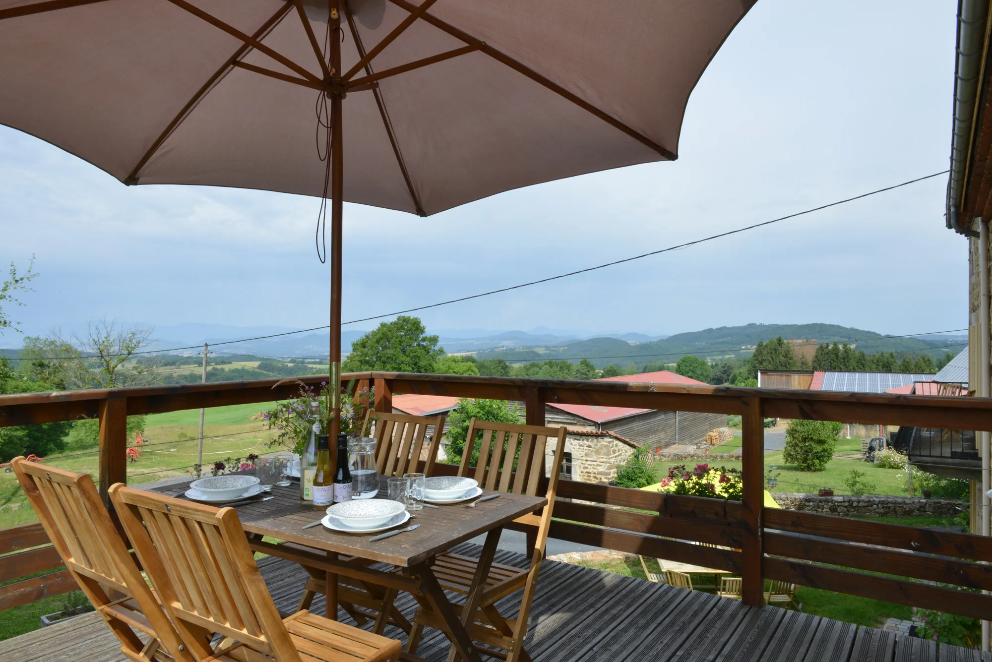 terrace du gite Fenière avec vue sur la chaine des puys